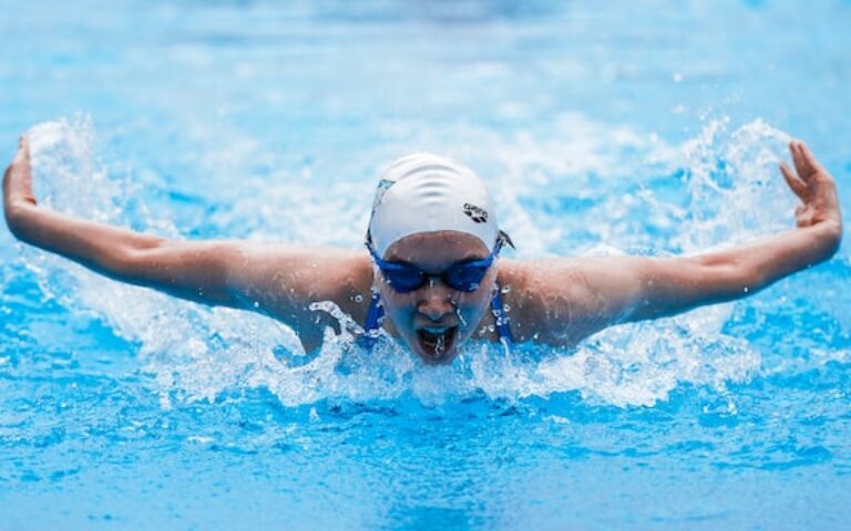 Wie hilft Schwimmen bei Arthritis?